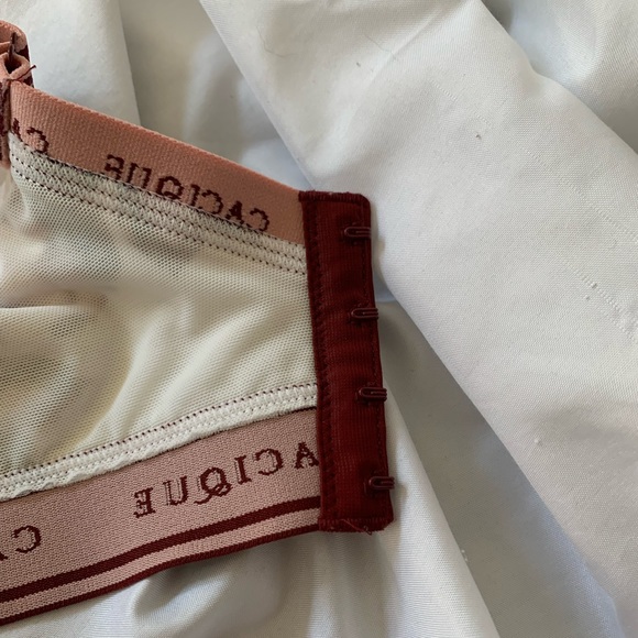 44D Cacique Bra - Picture 6 of 10